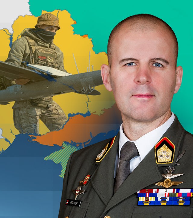 Oberst Reisner vor einer Karte der Ukraine.