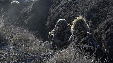 Ukrainische Soldaten in einem Schützenfraben in der Region Donetsk.