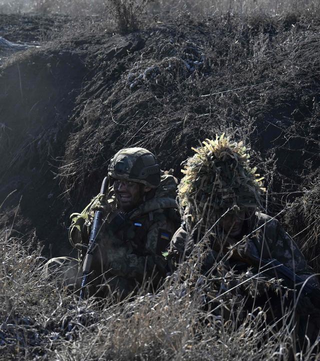 Ukrainische Soldaten in einem Schützenfraben in der Region Donetsk.