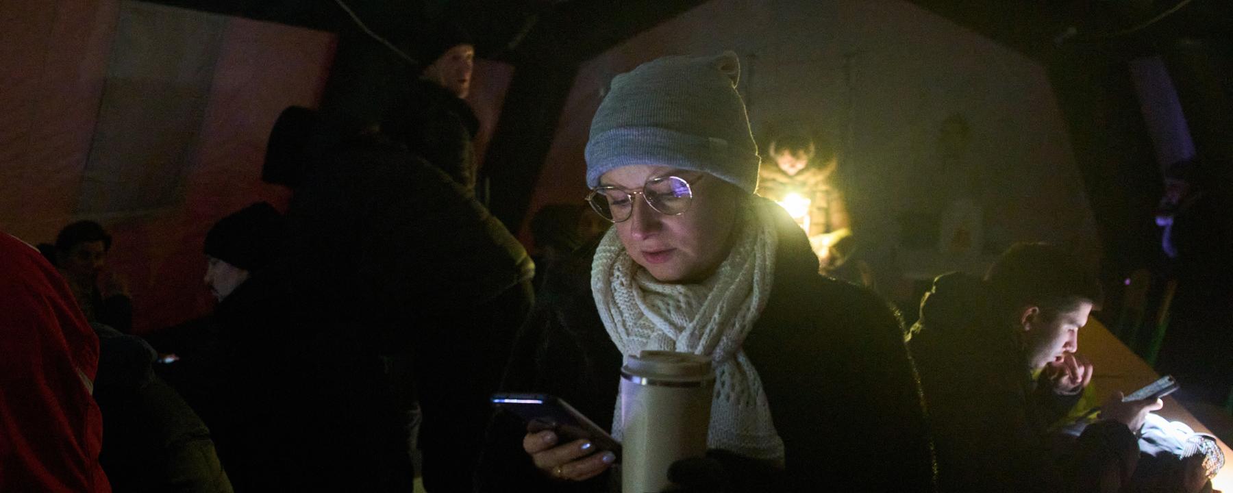 Eine Frau schaut auf ihr Handy