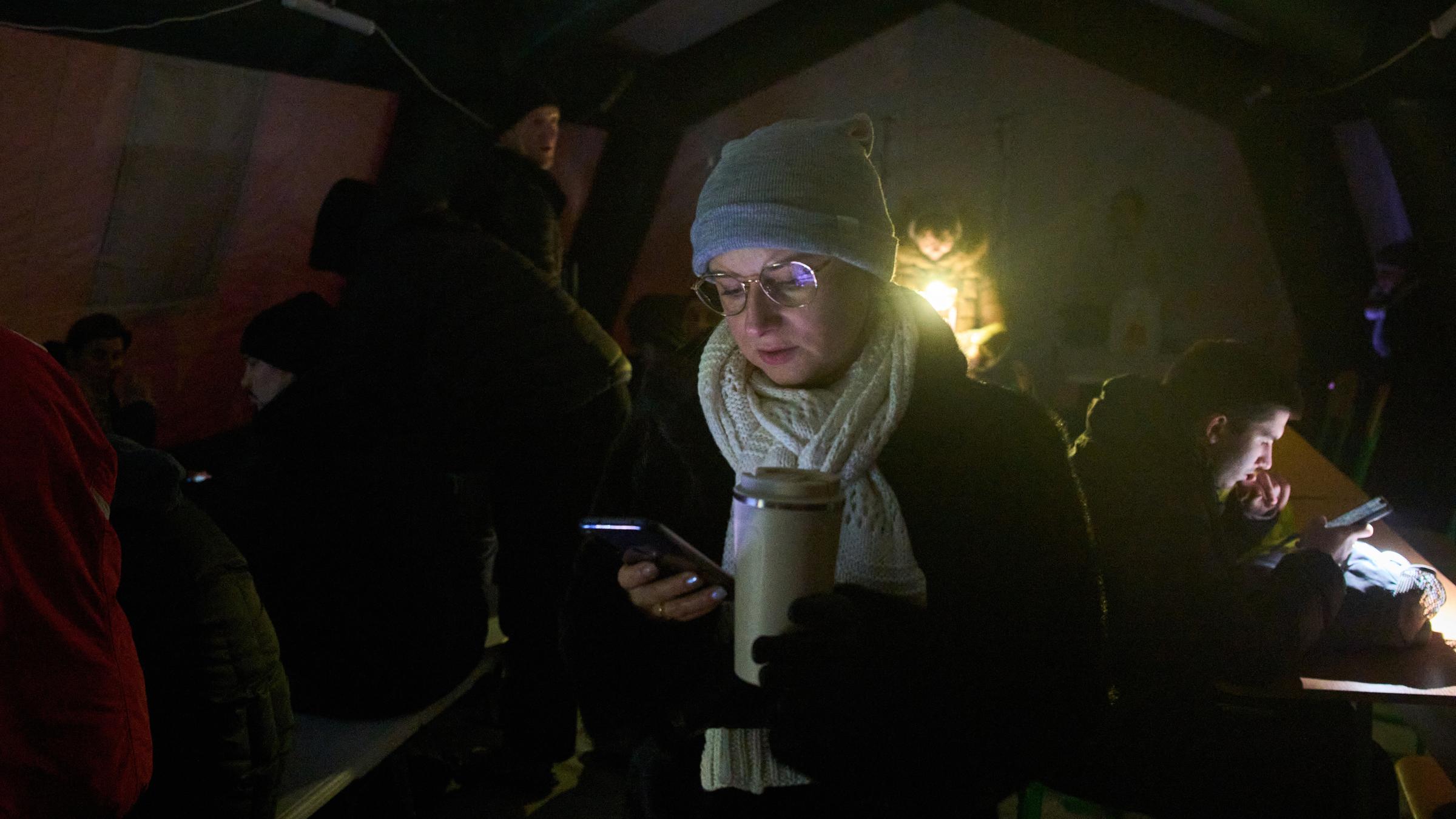 Eine Frau schaut auf ihr Handy