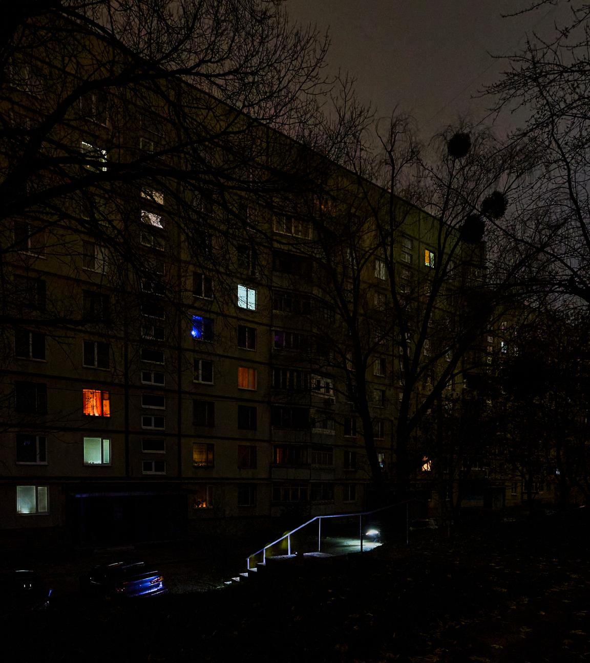Menschen gehen mit Taschenlampen auf einer dunklen Straße während eines Stromausfalls, der durch russische Bombardements in der vergangenen Nacht verursacht wurde, in Charkiw, Nordostukraine, am 08.11.2025, während der anhaltenden russischen Invasion.