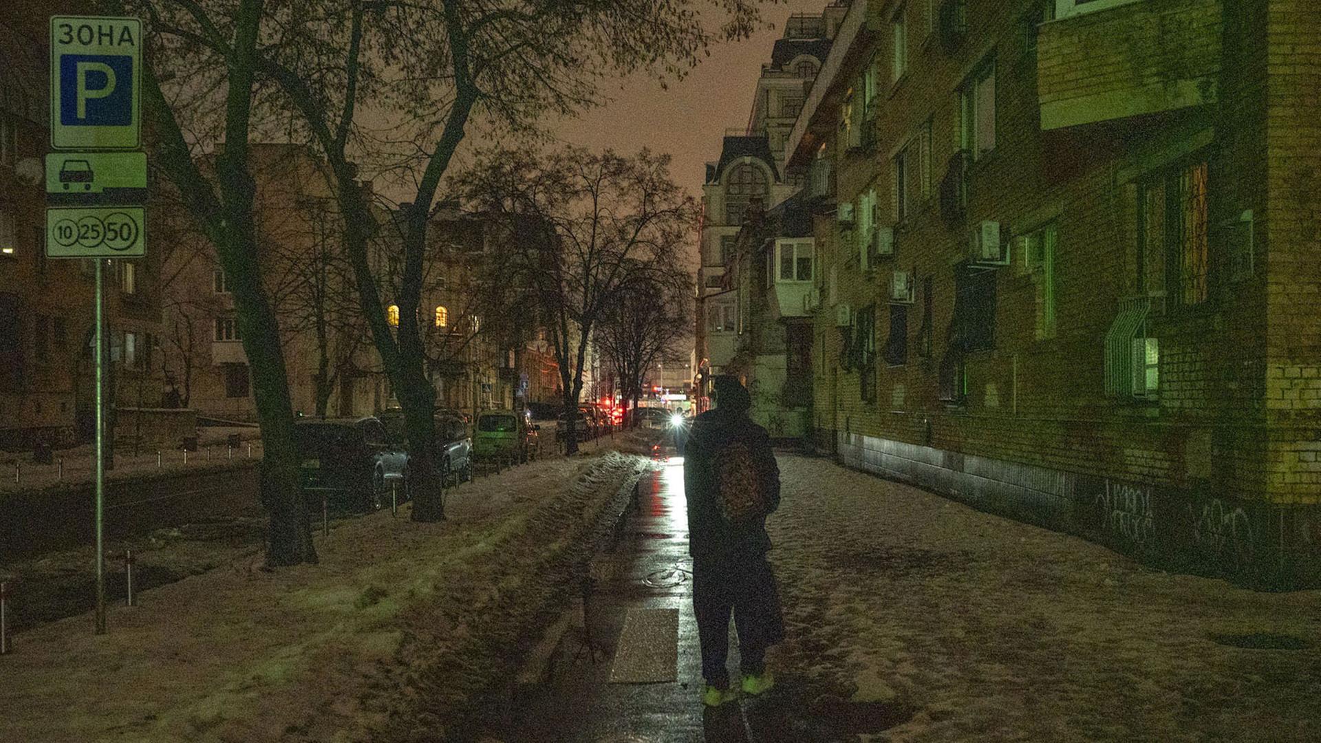 Man sieht eine nächtliche Straße, die vom Stromausfall betroffen ist