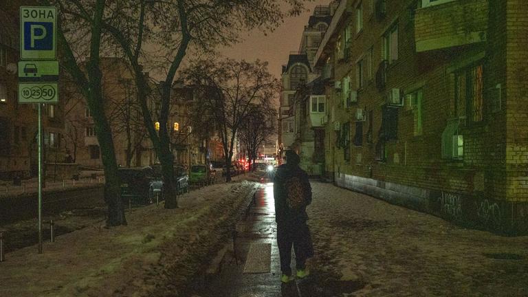 Man sieht eine nächtliche Straße, die vom Stromausfall betroffen ist