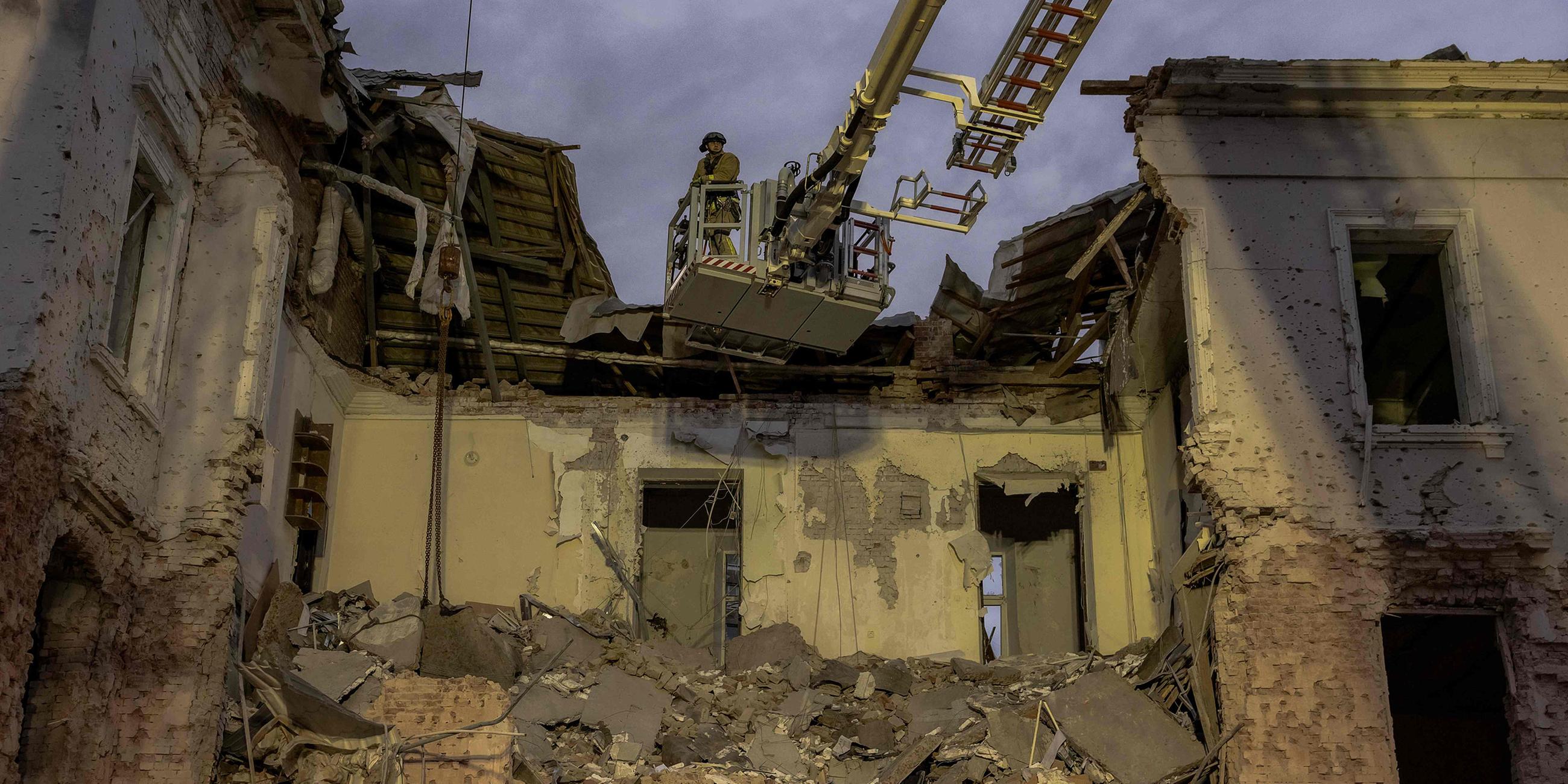 Feuerwehrmänner durchsuchen Häuser nach russischem Luftangriff auf Sumy, Ukraine