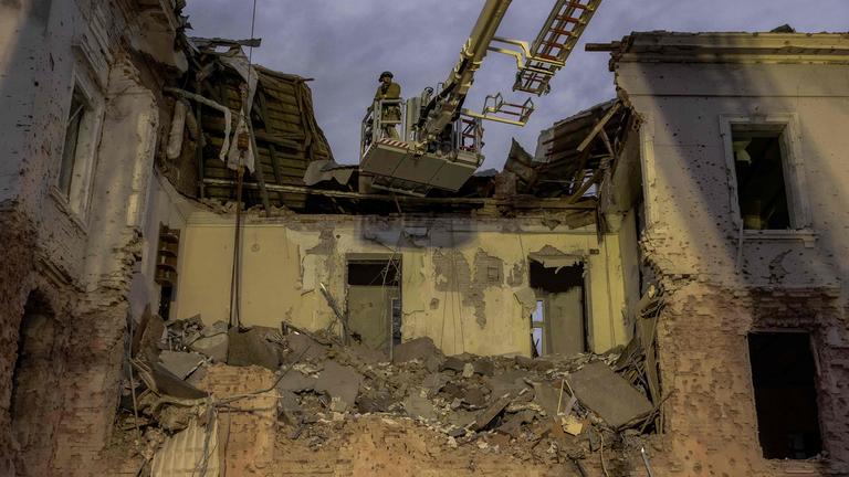 Feuerwehrmänner durchsuchen Häuser nach russischem Luftangriff auf Sumy, Ukraine