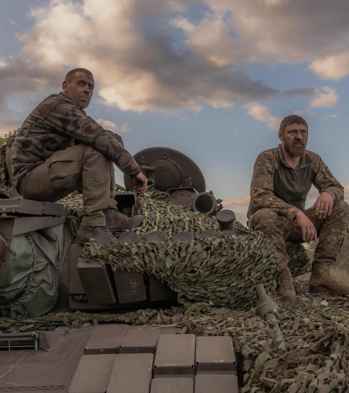 Ukrainische Soldaten machen Pause in Sumy am 12.08.2024, Ukraine.