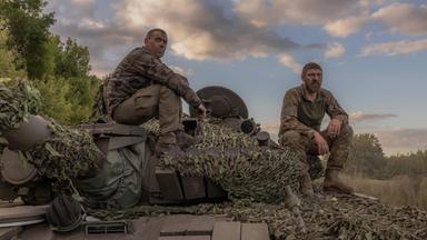 Ukrainische Soldaten machen Pause in Sumy am 12.08.2024, Ukraine.