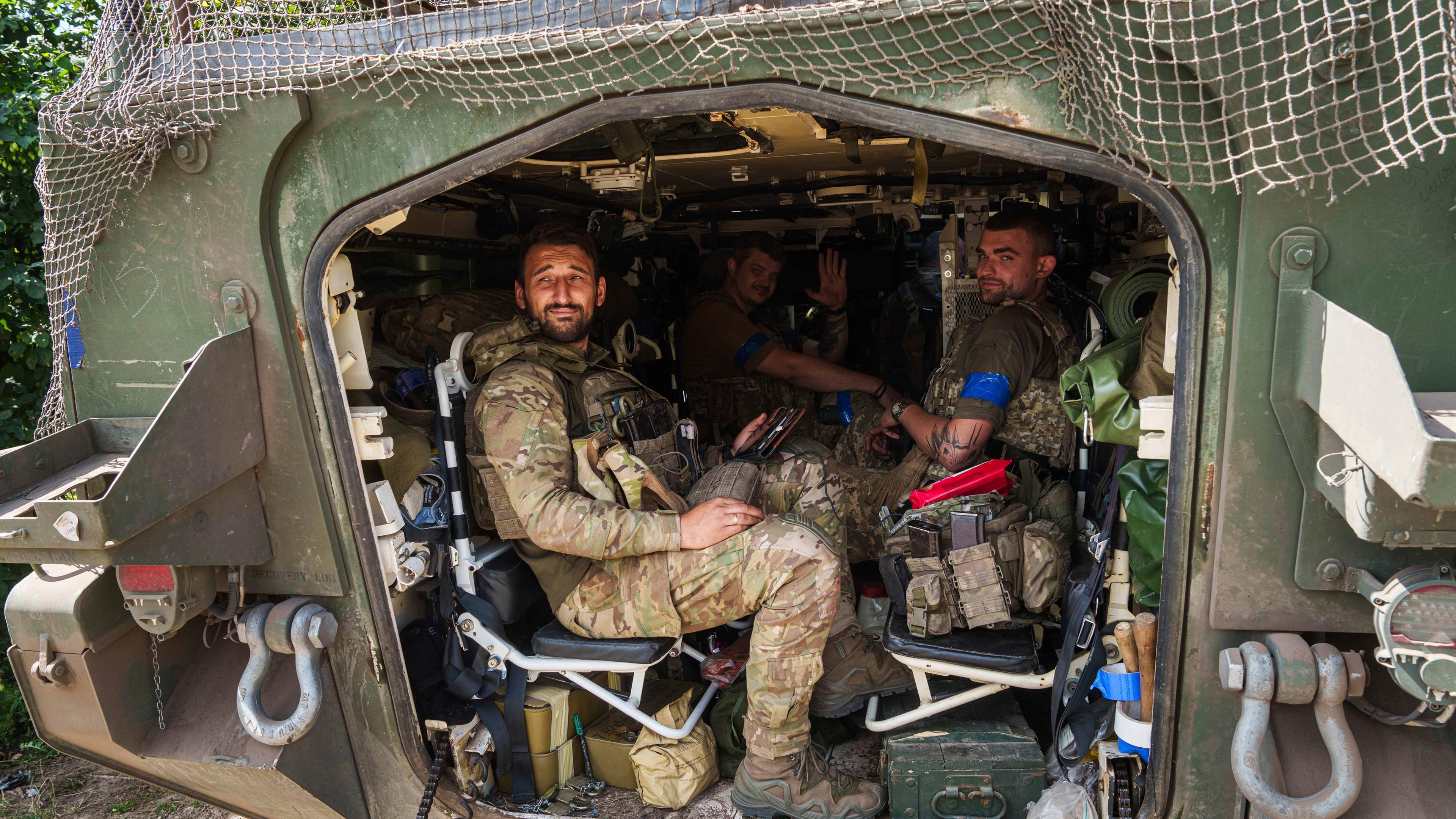 Ukrainische Soldaten sitzen in ihrem APC nach ihrer Rückkehr aus der russischen Region Kursk, nahe der russisch-ukrainischen Grenze, Region Sumy, Ukraine
