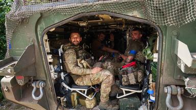 Ukrainische Soldaten sitzen in ihrem APC nach ihrer Rückkehr aus der russischen Region Kursk, nahe der russisch-ukrainischen Grenze, Region Sumy, Ukraine