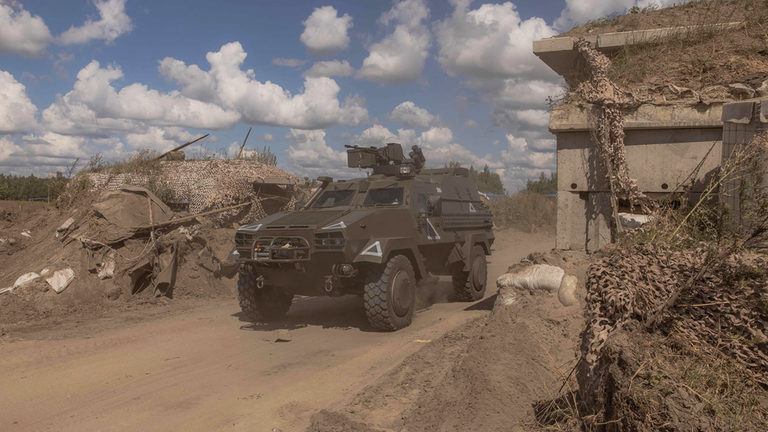 Ukraine, Sumy: Ein ukrainisches Militärfahrzeug in der Grenzregion an der ukrainisch-russischen Grenze