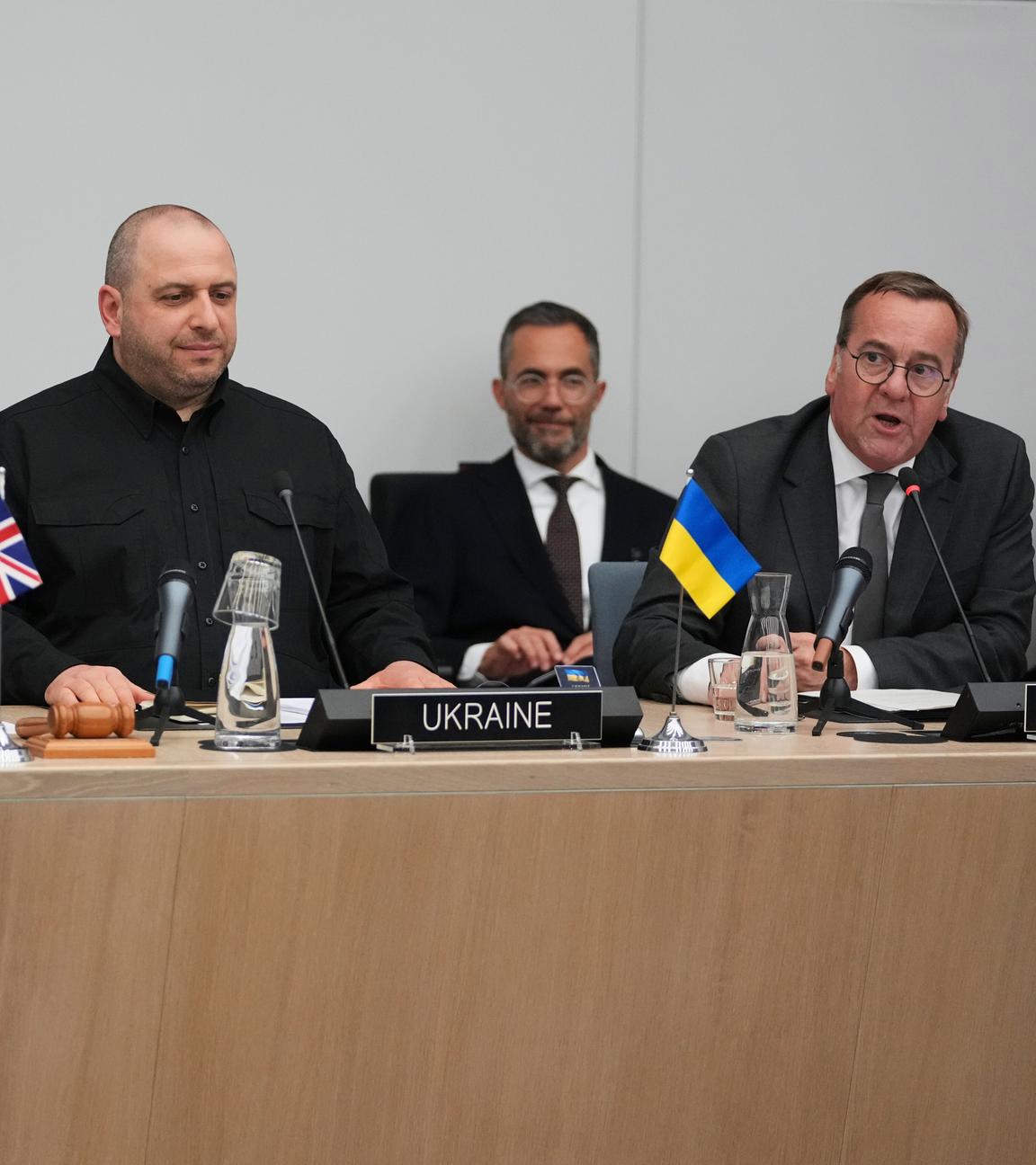 John Healey, Rustem Umjerow und Boris Pistorius während einer Sitzung der Kontaktgruppe für Verteidigungsfragen in der Ukraine im NATO-Hauptquartier. 