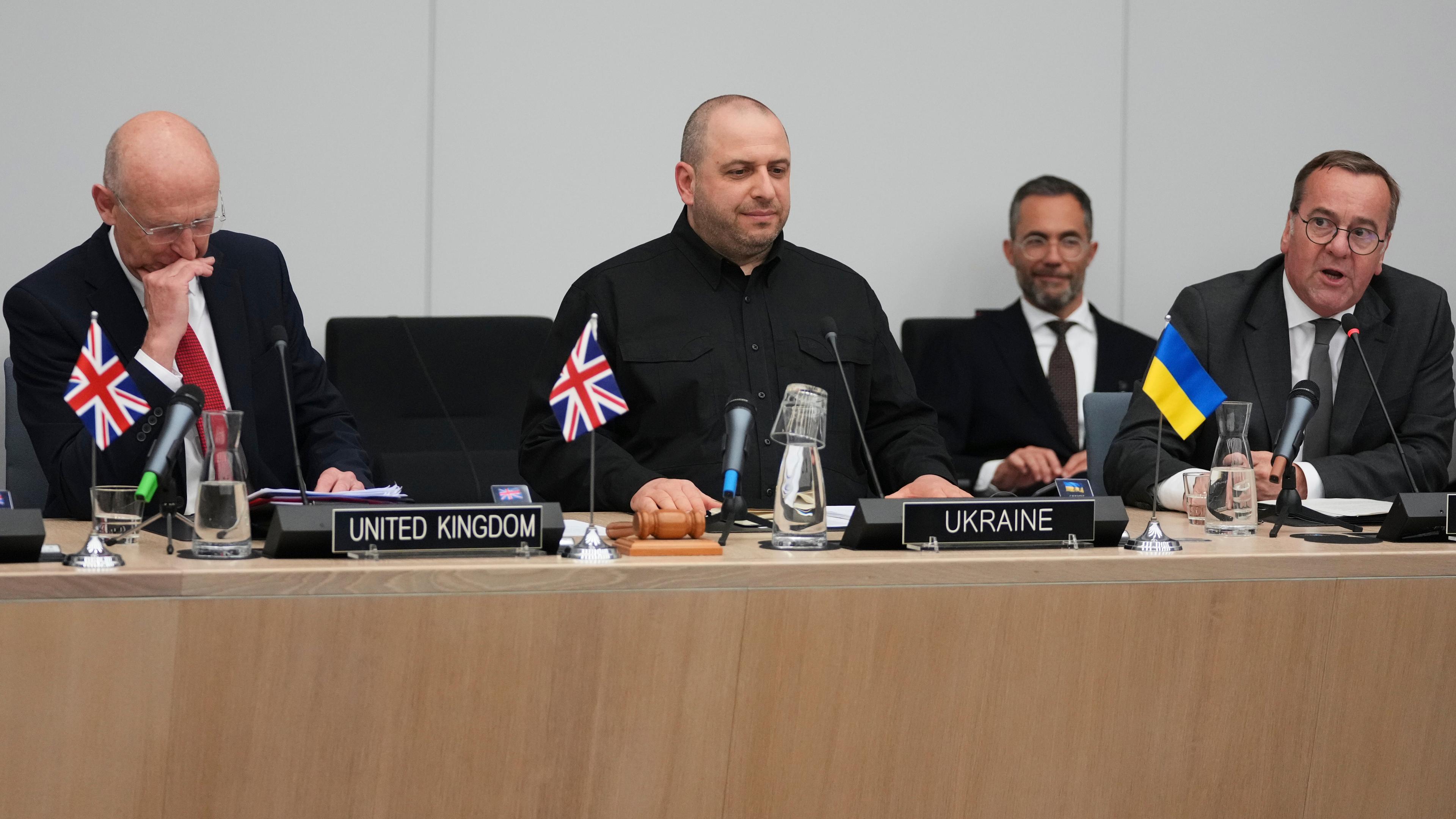 John Healey, Rustem Umjerow und Boris Pistorius während einer Sitzung der Kontaktgruppe für Verteidigungsfragen in der Ukraine im NATO-Hauptquartier. 