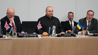 John Healey, Rustem Umjerow und Boris Pistorius während einer Sitzung der Kontaktgruppe für Verteidigungsfragen in der Ukraine im NATO-Hauptquartier. 