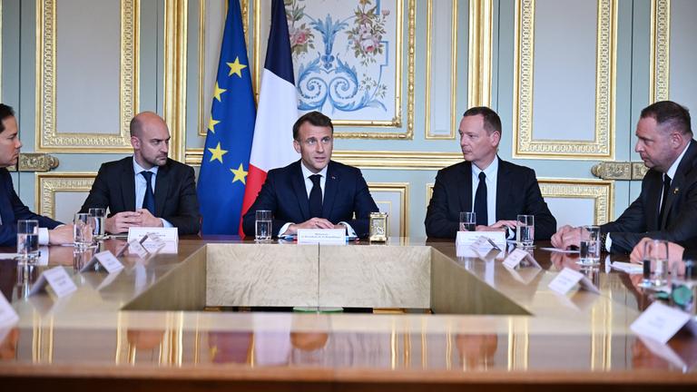 Frankreichs Präsident Emmanuel Macron nimmt an Pariser Gesprächen über ein mögliches Ende des russischen Angriffskriegs in der Ukraine teil
