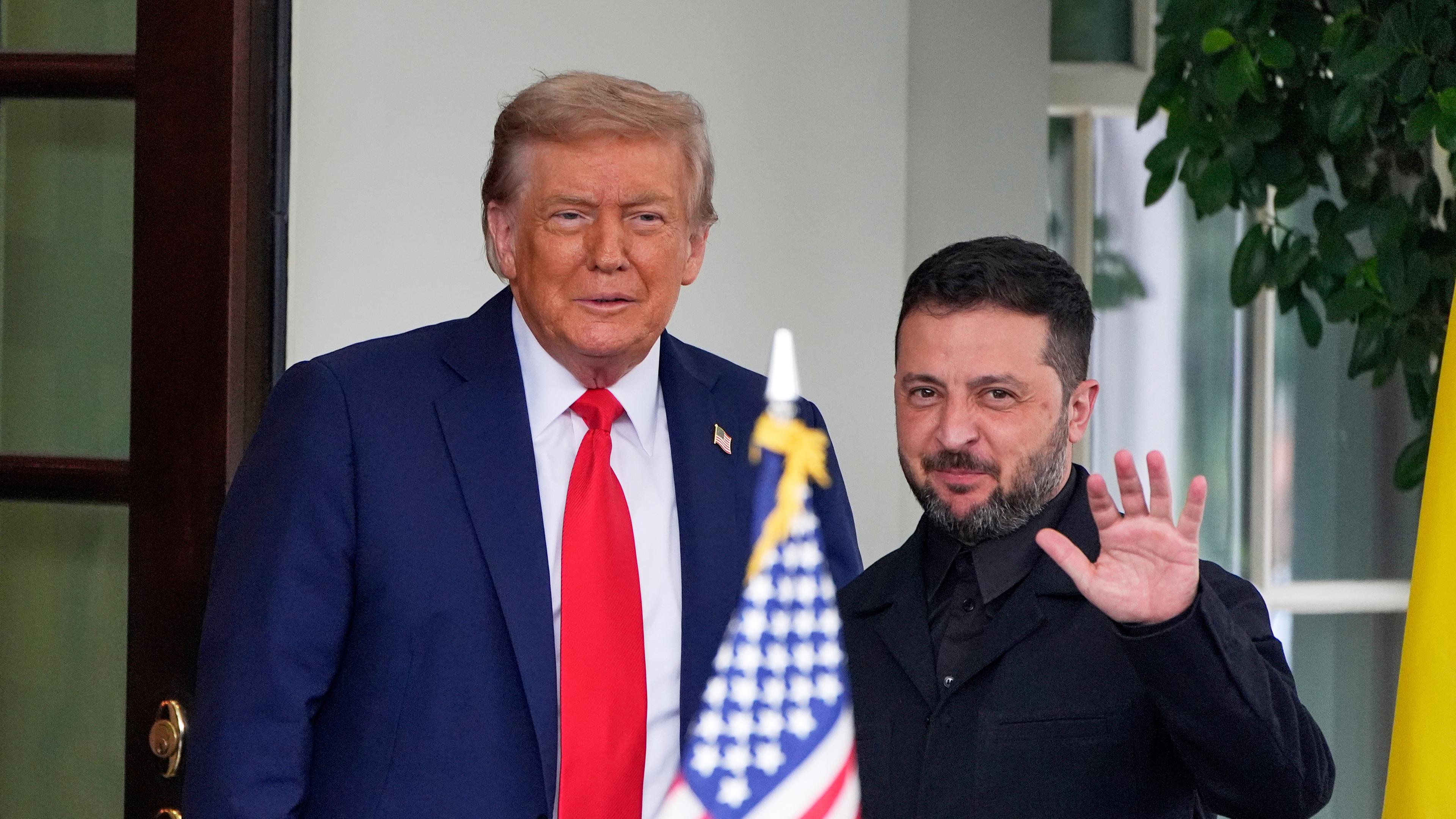 USA, Washington: US-Präsident Donald Trump (l) begrüßt Wolodymyr Selenskyj, Präsident der Ukraine, bei seiner Ankunft im Weißen Haus.