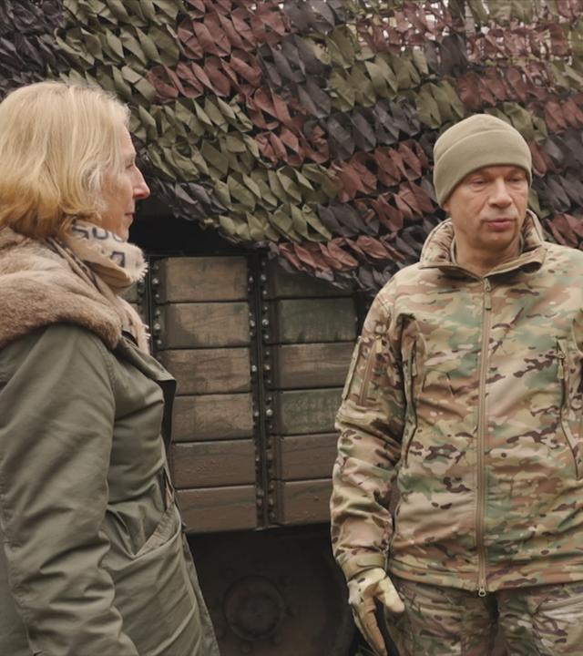 Kostjantyniwka, Ukraine: Ein ausgebranntes Auto umgeben von Trümmern