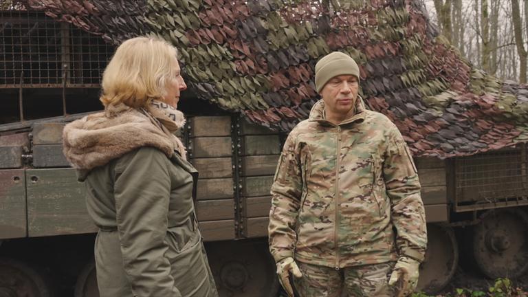 Kostjantyniwka, Ukraine: Ein ausgebranntes Auto umgeben von Trümmern