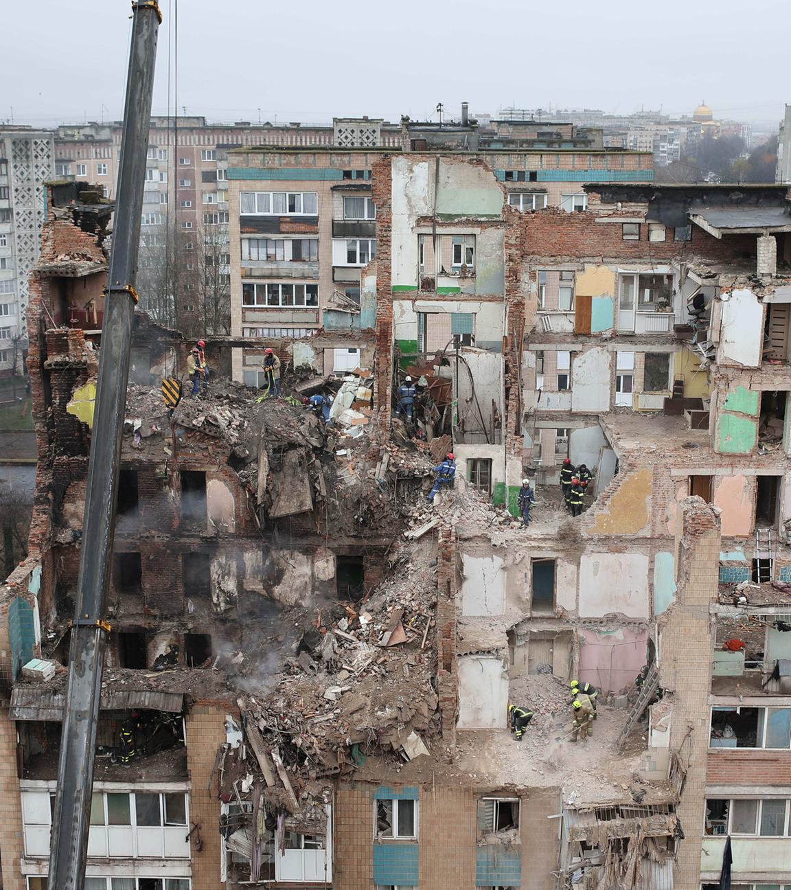 Rettungskräfte räumen am 21.11.2025 die Trümmer eines Wohnhauses in Ternopil weg, das bei einem russischen Angriff schwer beschädigt wurde.