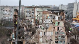 Los rescatistas retiran los escombros de un edificio residencial en Ternopil gravemente dañado por un ataque ruso el 21 de noviembre de 2025.