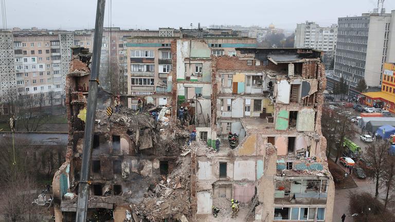 Rettungskräfte räumen am 21.11.2025 die Trümmer eines Wohnhauses in Ternopil weg, das bei einem russischen Angriff schwer beschädigt wurde.