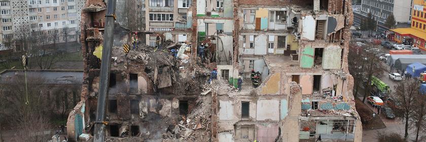 Rettungskräfte räumen am 21.11.2025 die Trümmer eines Wohnhauses in Ternopil weg, das bei einem russischen Angriff schwer beschädigt wurde.