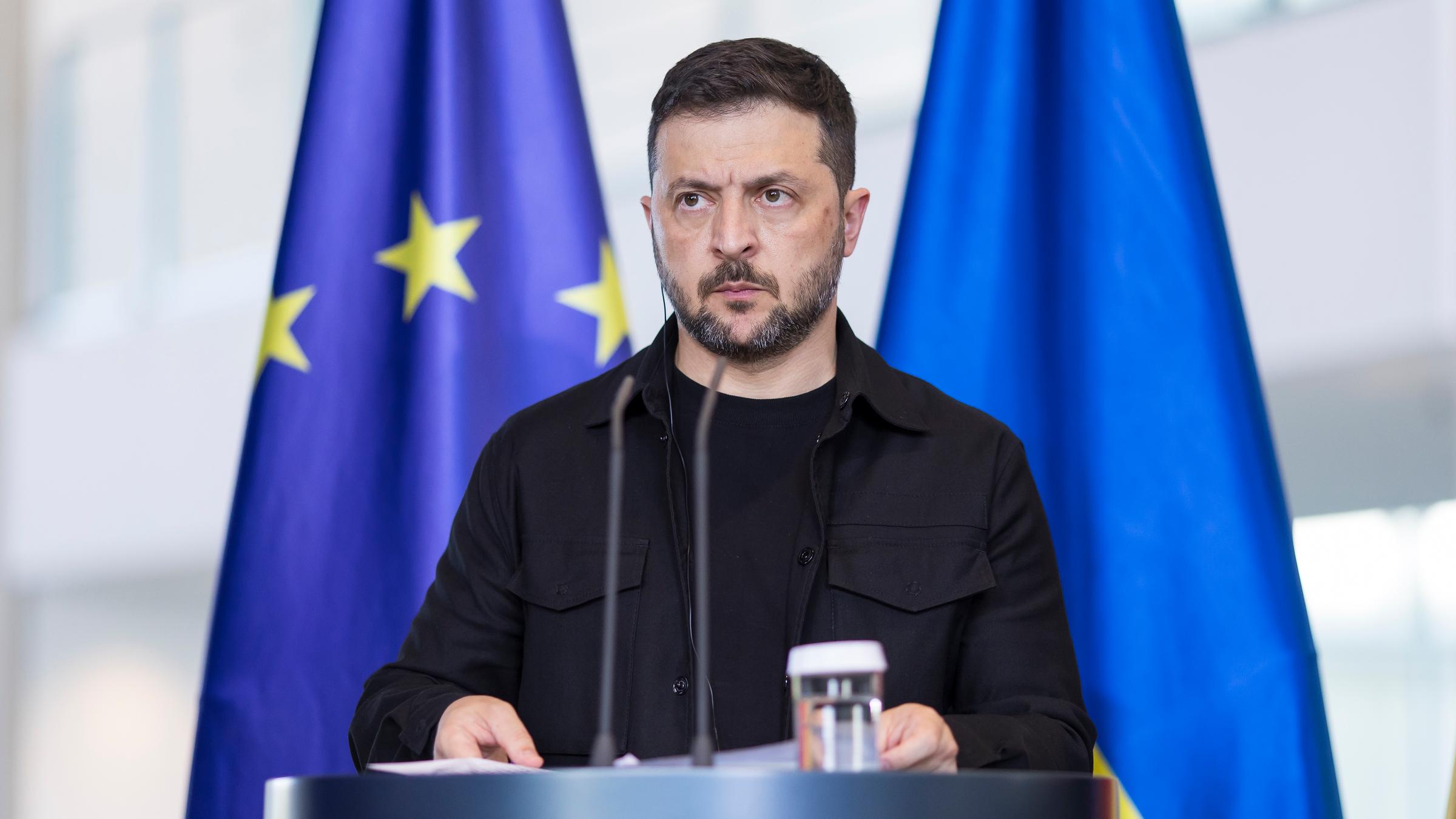 Wolodymyr Selenskyj (Präsident der Ukraine) bei einem Pressestatement.