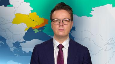 Militärexperte Fabian Hoffmann. Im Hintergund ist eine Landkarte, auf der die Ukraine und Russland farbig markiert sind.