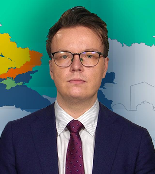 Militärexperte Fabian Hoffmann. Im Hintergund ist eine Landkarte, auf der die Ukraine und Russland farbig markiert sind.