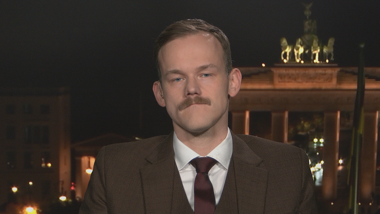 Militärexperte Fabian Hinz vor dem Brandenburger Tor.