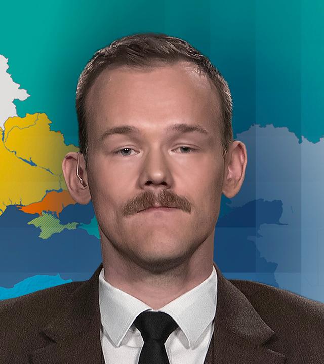 Militärexperte Fabian Hinz vor einer Landkartengrafik
