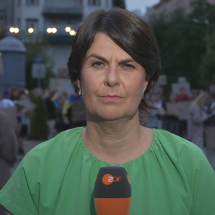 ZDF-Reporterin Anne Brühl in grüner Bluse. Berichtet live abends aus der Ukraine.