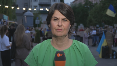 ZDF-Reporterin Anne Brühl in grüner Bluse. Berichtet live abends aus der Ukraine.