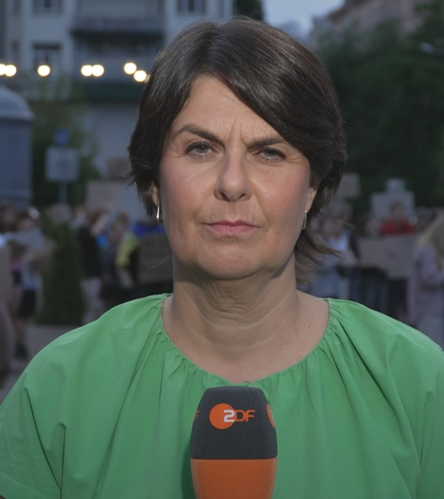 ZDF-Reporterin Anne Brühl in grüner Bluse. Berichtet live abends aus der Ukraine.