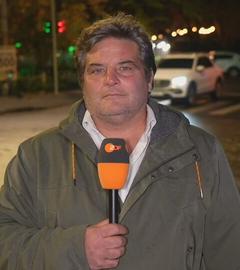 ZDF-Reporter Dara Hassanzadeh auf einer Straße bei Nacht.