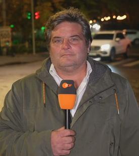 ZDF-Reporter Dara Hassanzadeh auf einer Straße bei Nacht.
