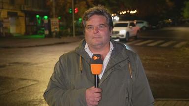 ZDF-Reporter Dara Hassanzadeh auf einer Straße bei Nacht.