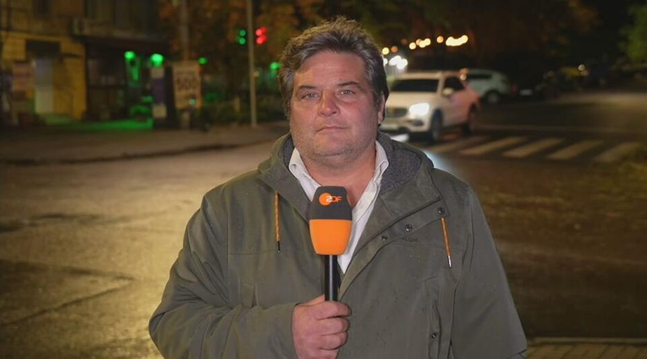 ZDF-Reporter Dara Hassanzadeh auf einer Straße bei Nacht.