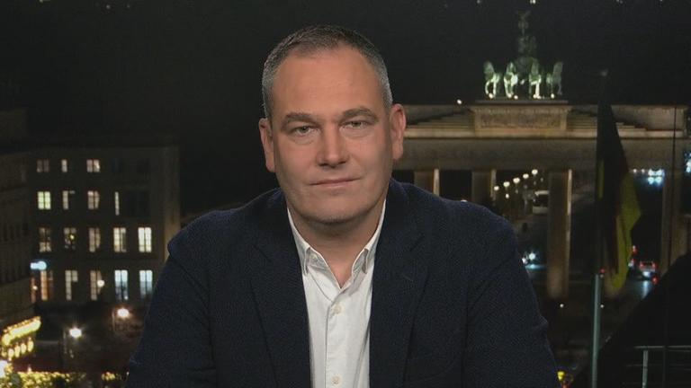 Gustav Gressel vor Berlin bei Nacht