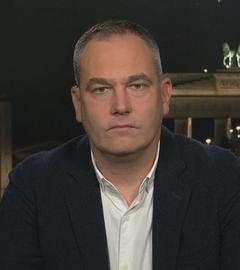 Gustav Gressel vor Berlin bei Nacht