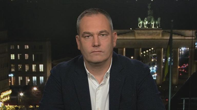 Gustav Gressel vor Berlin bei Nacht