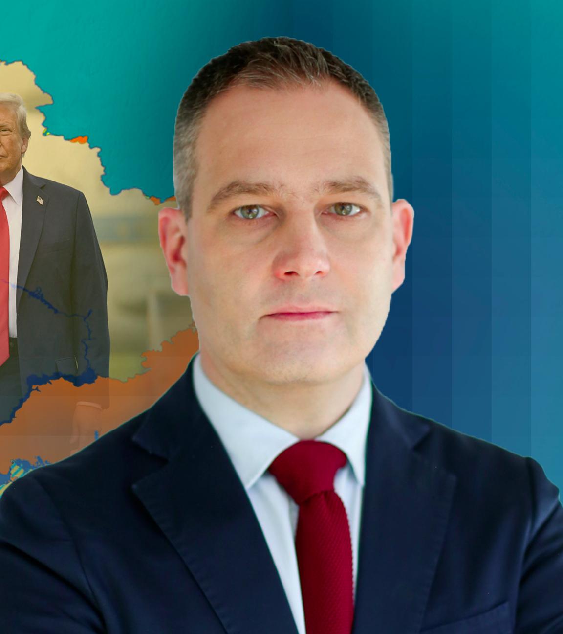 Gustav Gressel vor einer Karte der Ukraine mit Trump und Putin im Hintergrund, die sich die Hand geben.