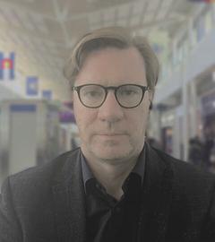 Militär- und Sicherheitsexperte Nico Lange im Flughafen in Washington.