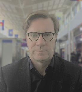 Militär- und Sicherheitsexperte Nico Lange im Flughafen in Washington.