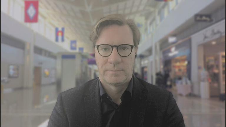 Militär- und Sicherheitsexperte Nico Lange im Flughafen in Washington.