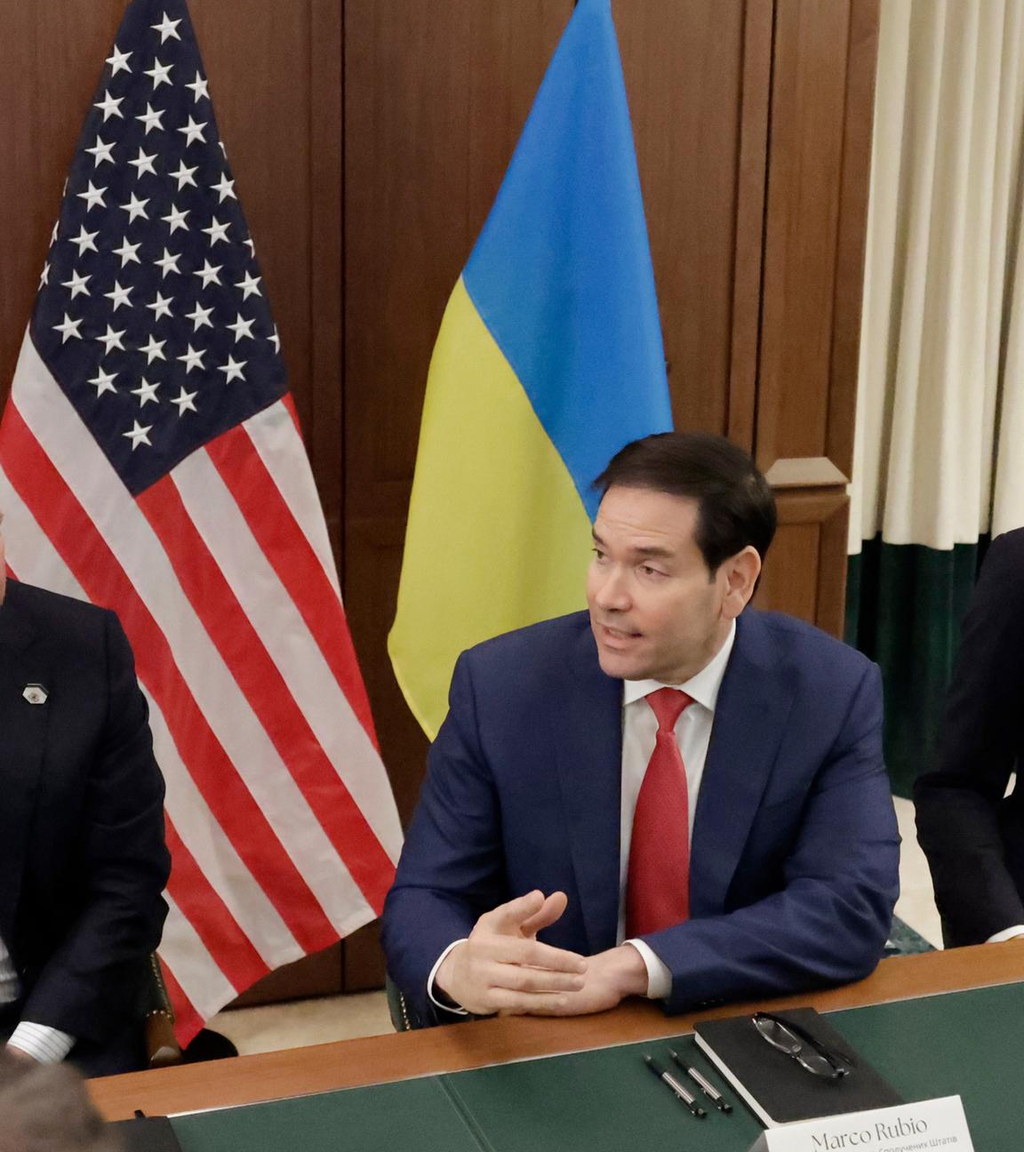 Sonderbeauftragter Steve Witkoff (links), Außenminister Marco Rubio (Mitte) und Jared Kushner nehmen am Sonntag an einem Treffen mit ukrainischen Beamten teil. 