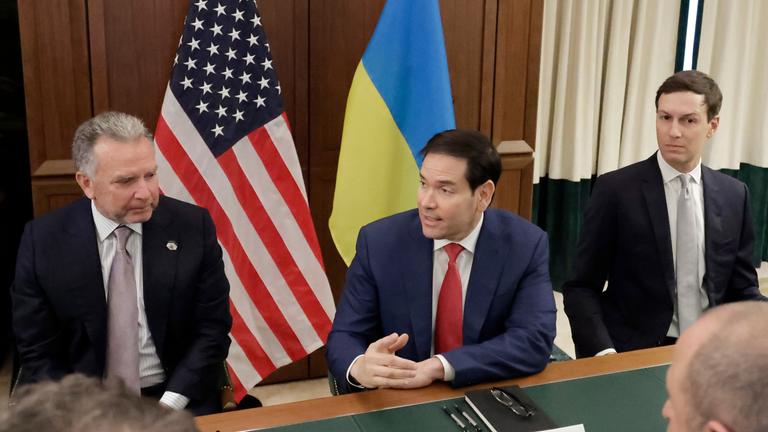 Sonderbeauftragter Steve Witkoff (links), Außenminister Marco Rubio (Mitte) und Jared Kushner nehmen am Sonntag an einem Treffen mit ukrainischen Beamten teil. 