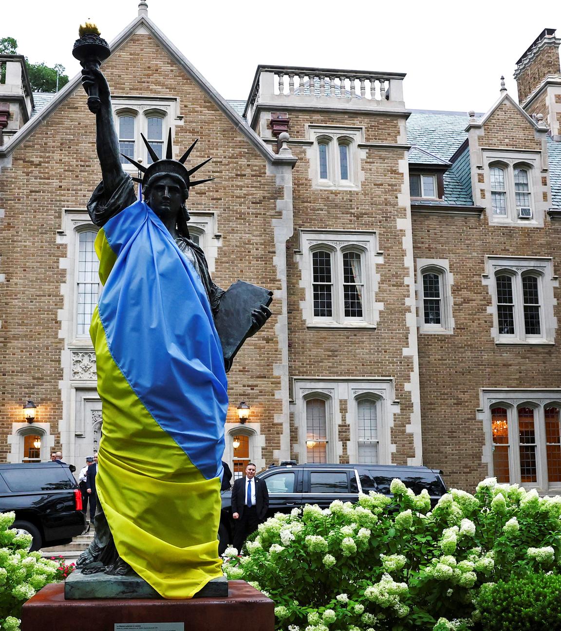 Ein maßstabsgetreues Modell der Freiheitsstatue steht, mit einer ukrainischen Flagge behangen, im Garten der französischen Botschaft in Washington,