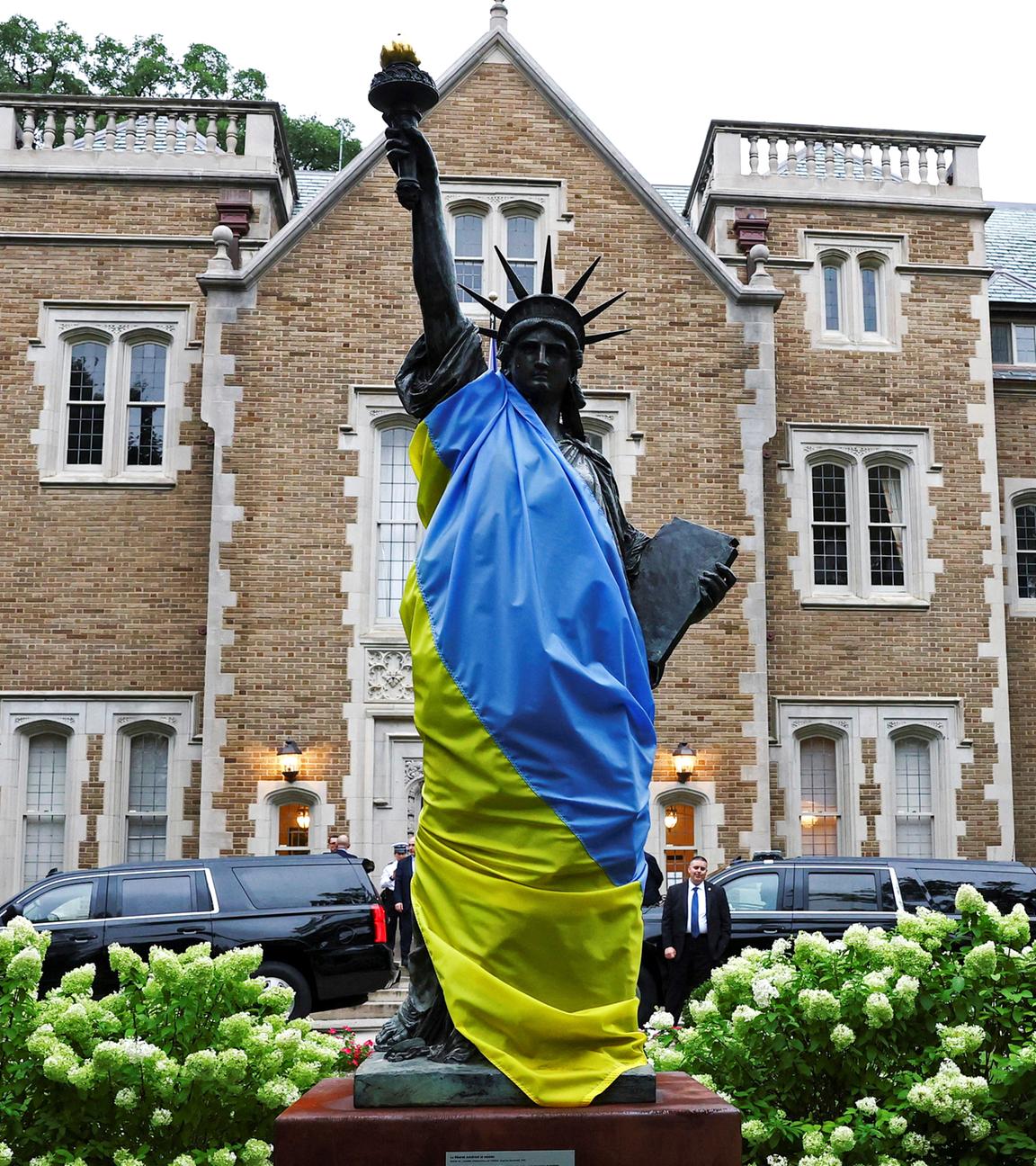 Ein maßstabsgetreues Modell der Freiheitsstatue steht, mit einer ukrainischen Flagge behangen, im Garten der französischen Botschaft in Washington,