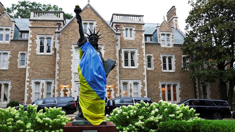 Ein maßstabsgetreues Modell der Freiheitsstatue steht, mit einer ukrainischen Flagge behangen, im Garten der französischen Botschaft in Washington,